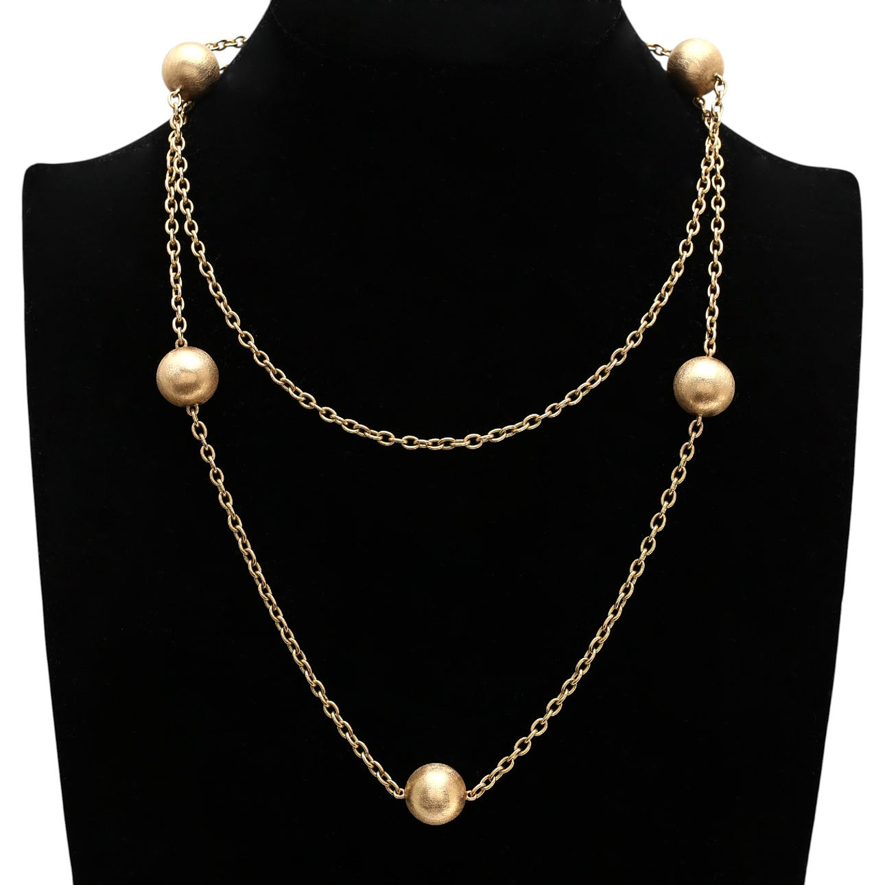 Collar en oro con cuentas matizadas.