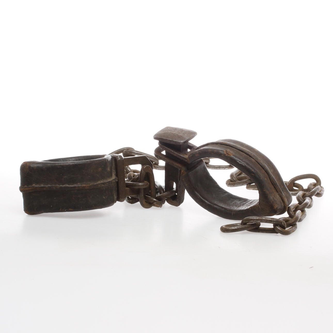 HANDFÄNGSEL, med kedja, 1800-talets början.