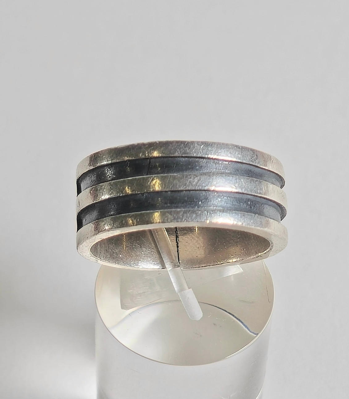 FLAT RING WITH DOUBLE BAND IN BLACK.