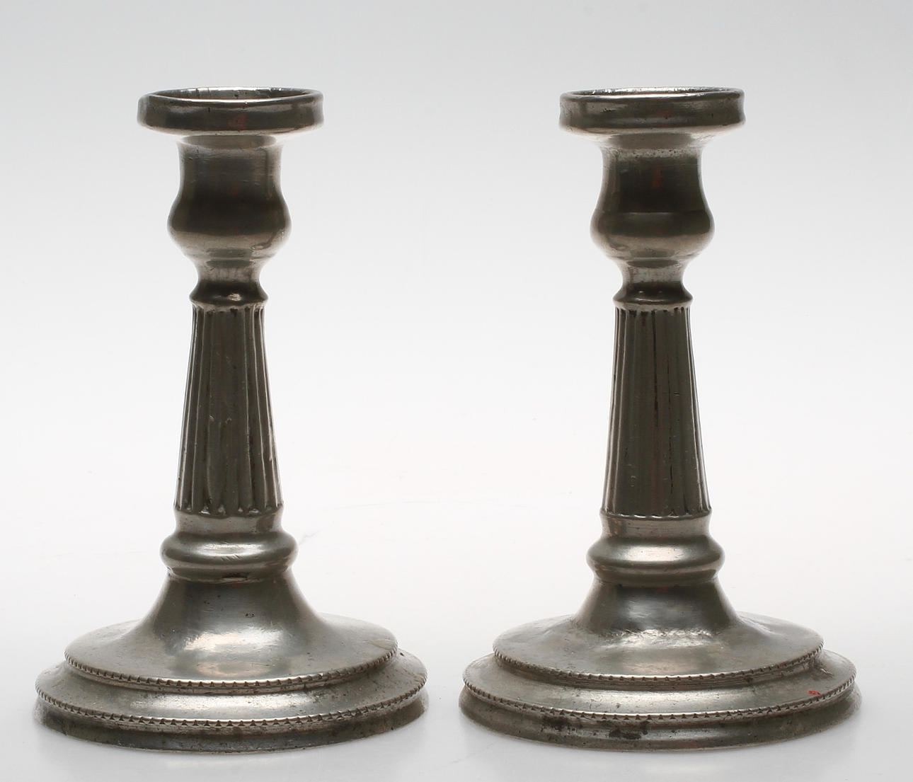 LJUSSTAKAR, ett par, tenn, Zadoch Bergenholtz(verksam 1793-1820/25), Vimmerby 1809.