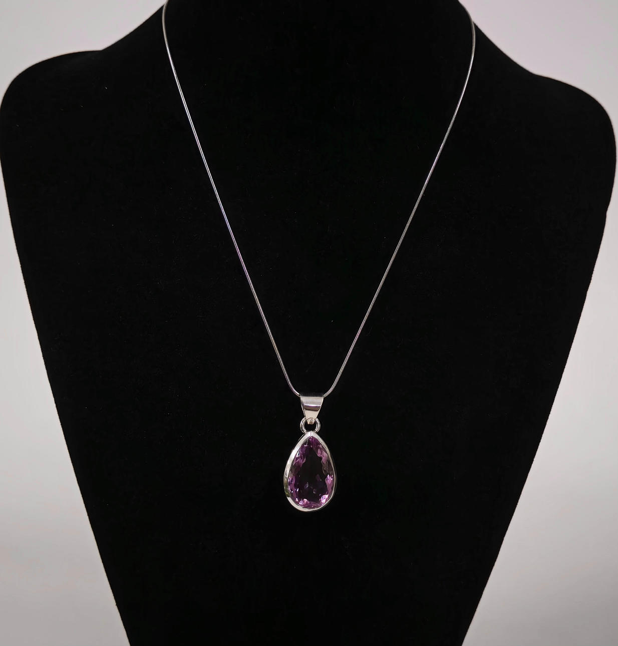 SILVER NECKLACE WITH NATURAL AMETHYST PENDANT.