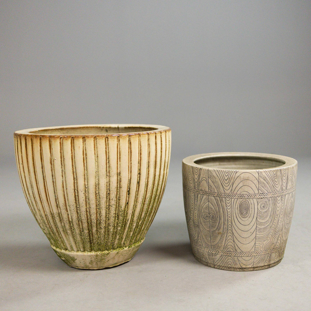 ZWEI KERAMISCHE GARTENTÖPFE.