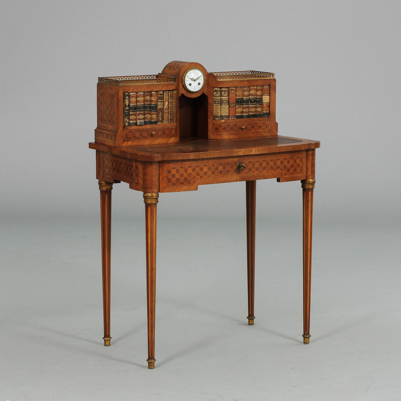 SKRIVBORD MED UPPSATS, gustaviansk stil, 1900-tal.