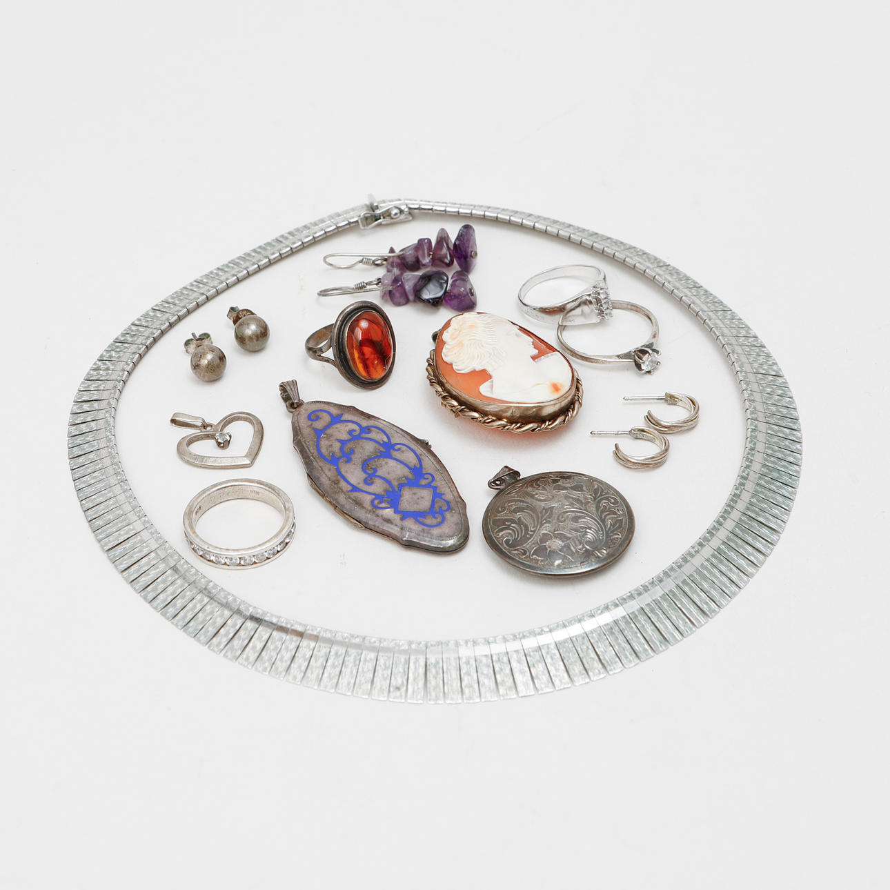 SONSTIGER SCHMUCK, hauptsächlich Silber, und MÜNZEN, 2 Stück, Silber.