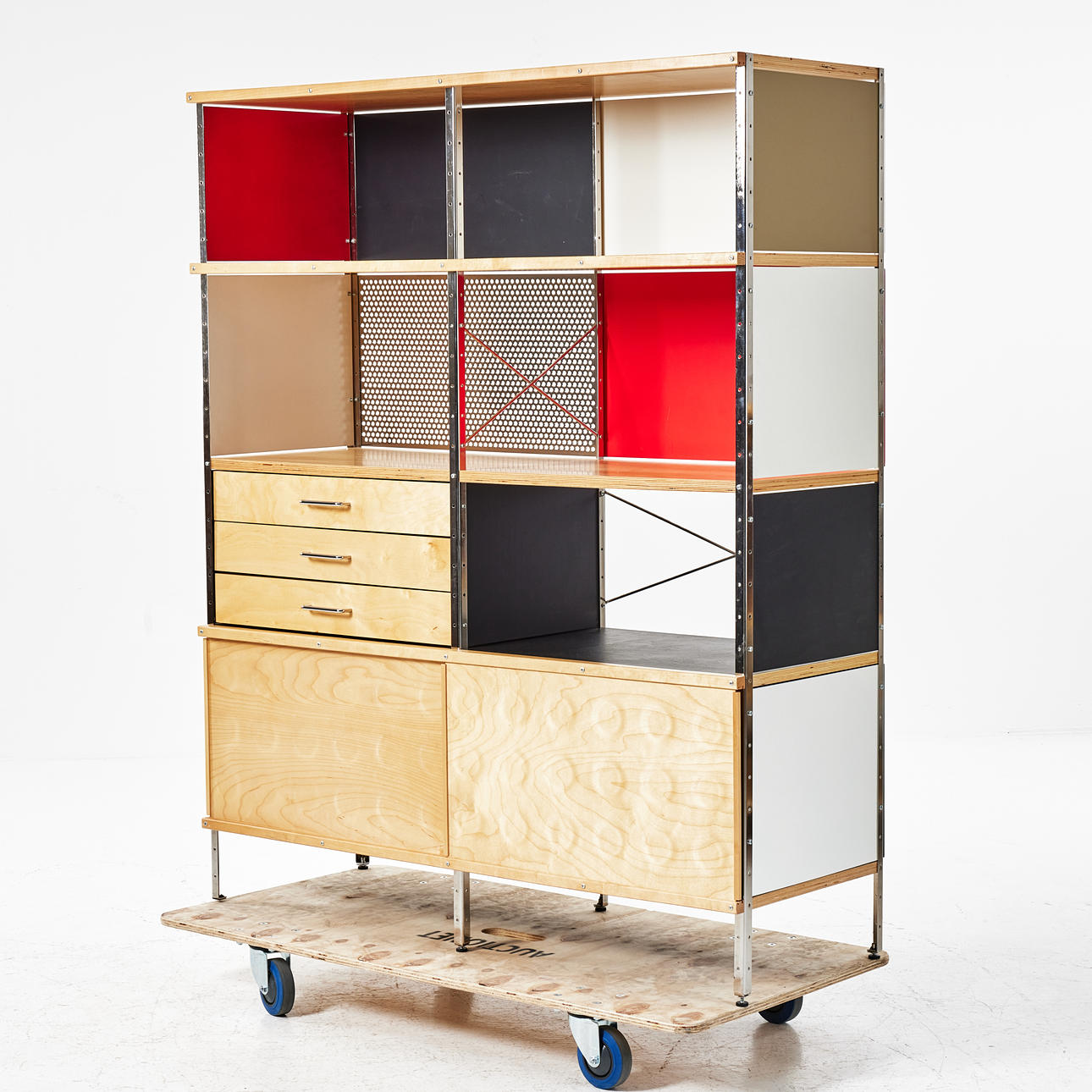 CHARLES OCH RAY EAMES. En reol, „Eames Storage Unit ESU“, Vitra, designet i 1949.