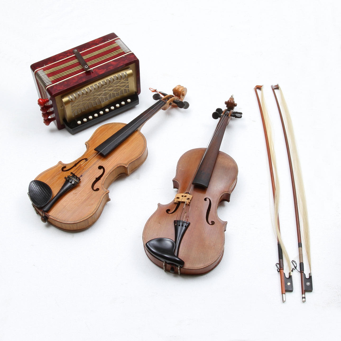 FIOLER, 2 st, med stråkar, DRAGSPEL, 1900-tal.