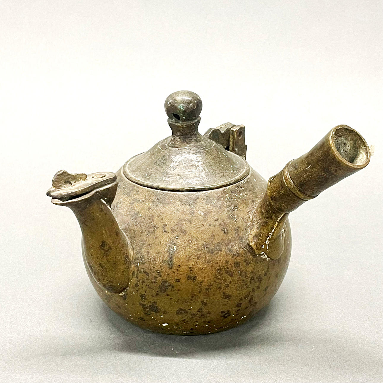 19THC SINO-TIBETAN BRONZE KETTLE.