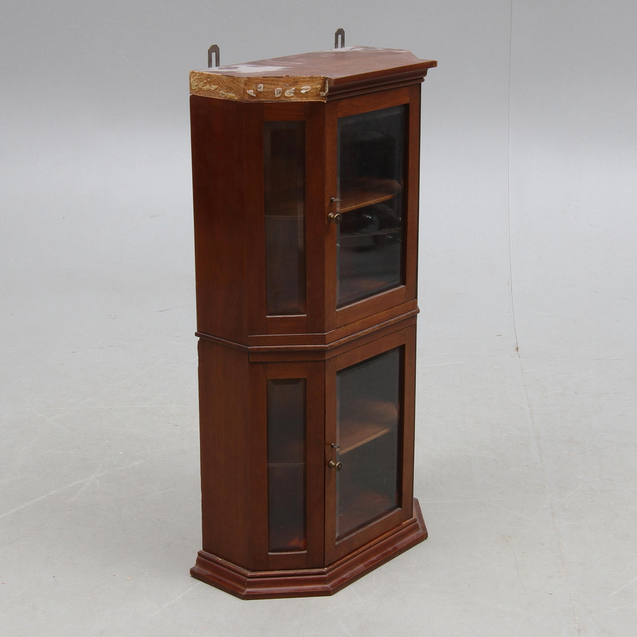 MONTER- / VITRINSKÅP, vägghängt, tidigt 1900-tal.