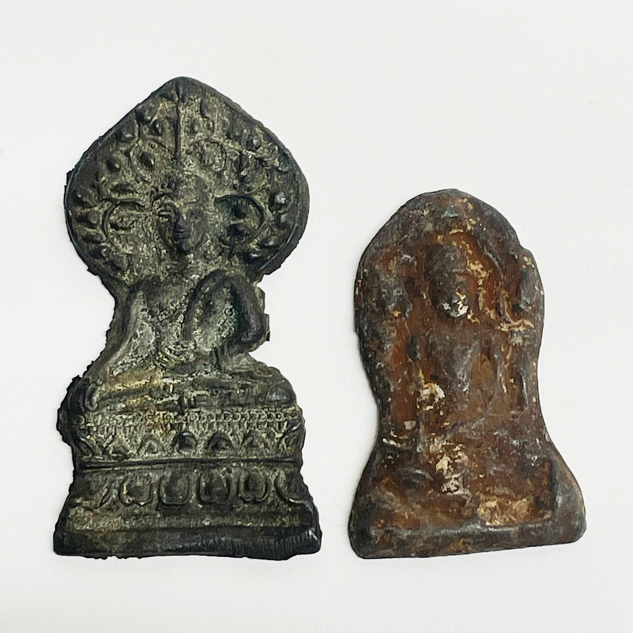 ZWEI ANTIKE BUDDHISTISCHE RELIKTE AUS METALL.