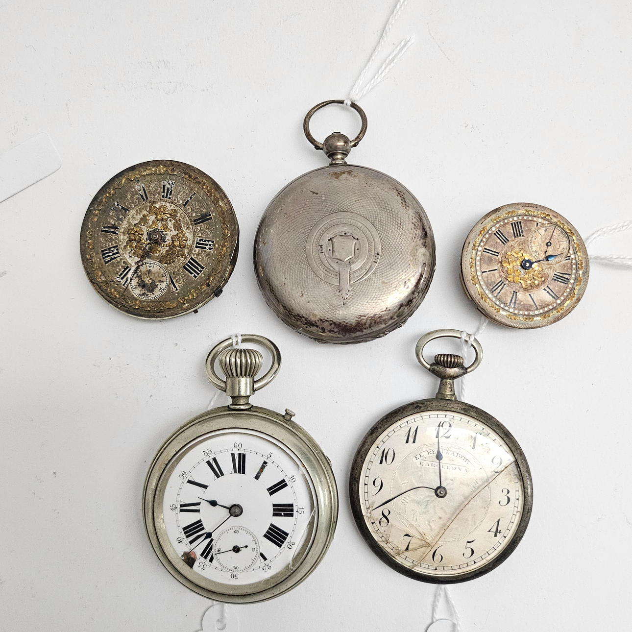 3 metallitaskukelloa ja 2 liikettä.