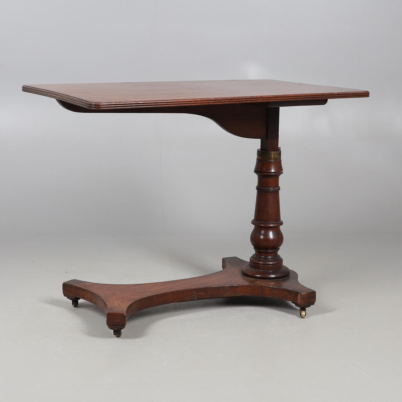 ETT JUSTERBART LÄSBORD I MAHOGNY.