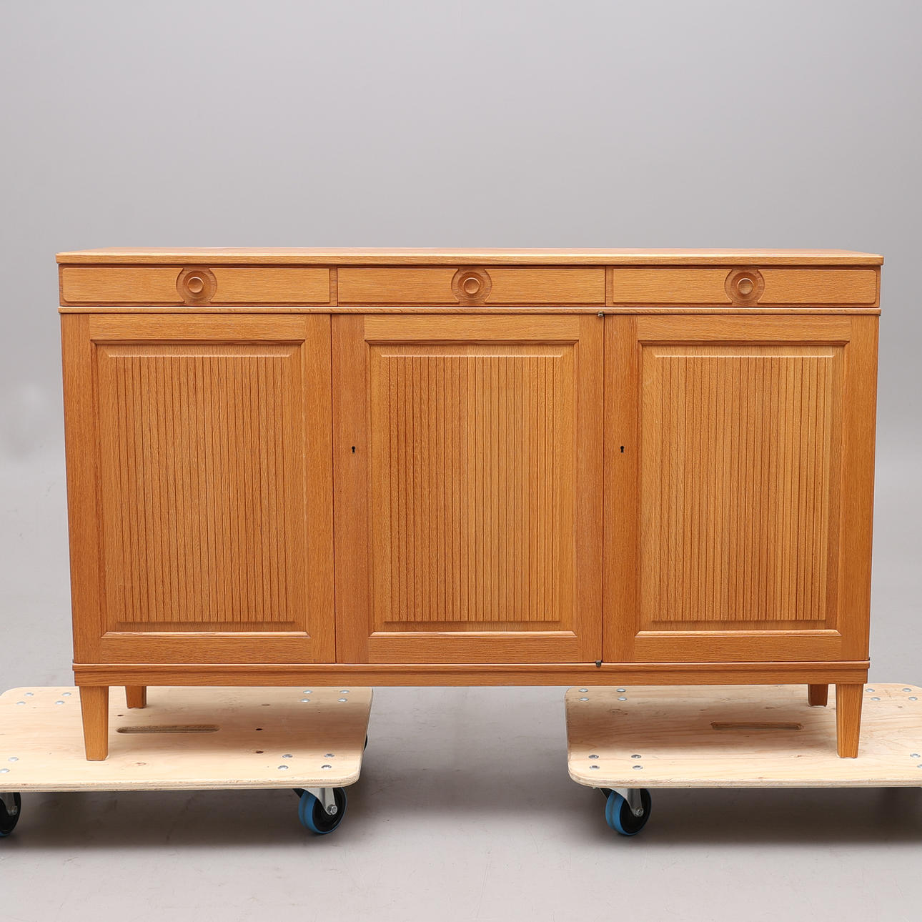 CARL MALMSTEN. MESA DE SERVICIO, «CASA SEÑORIAL», BODAFORS.