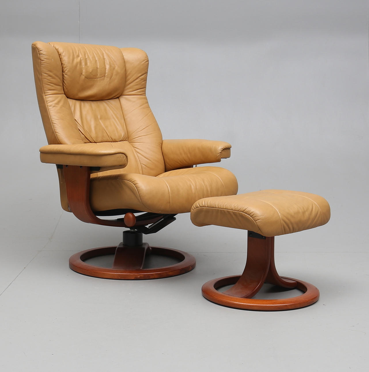 FÅTÖLJ OCH FOTPALL, Stresslesmodell, Northern Comfort, Norge, 1900-talets andra hälft.