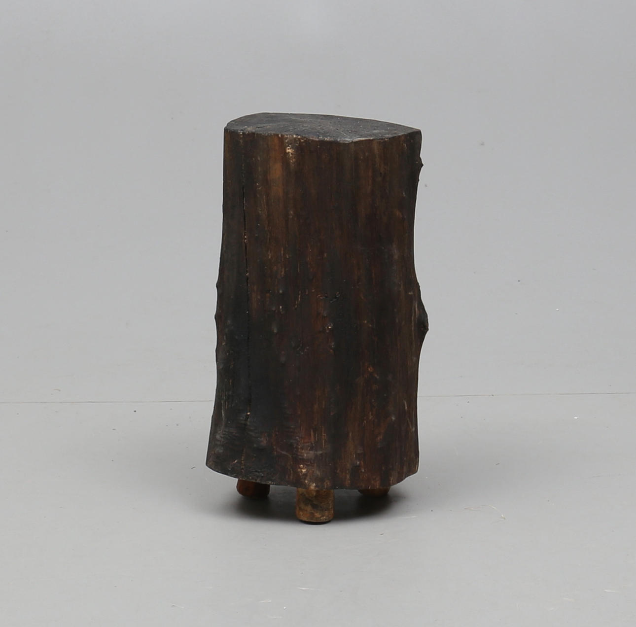 PIDESTAL, torkad gran, signerad Leif Salomonsson.