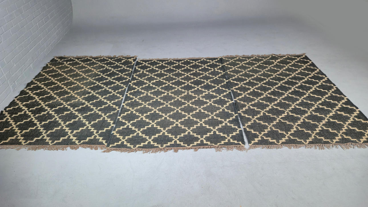 EINE SAMMLUNG VON DREI INDISCHEN HURRIES (3).