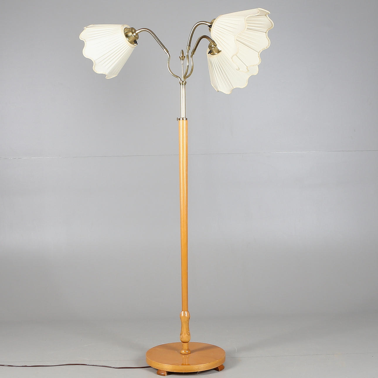 GOLVLAMPA, trä/mässing, omkring 1900-talets mitt.