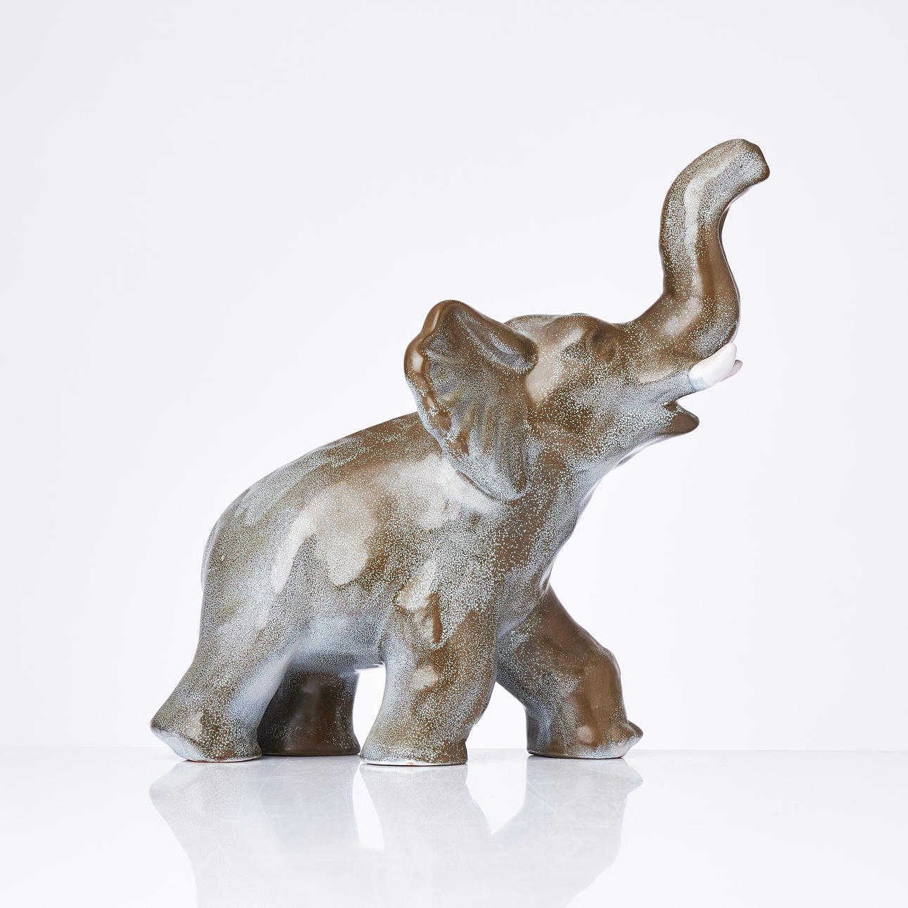 VICKE LINDSTRAND. Eine Elefantenfigur, Upsala Ekeby, Steingut.