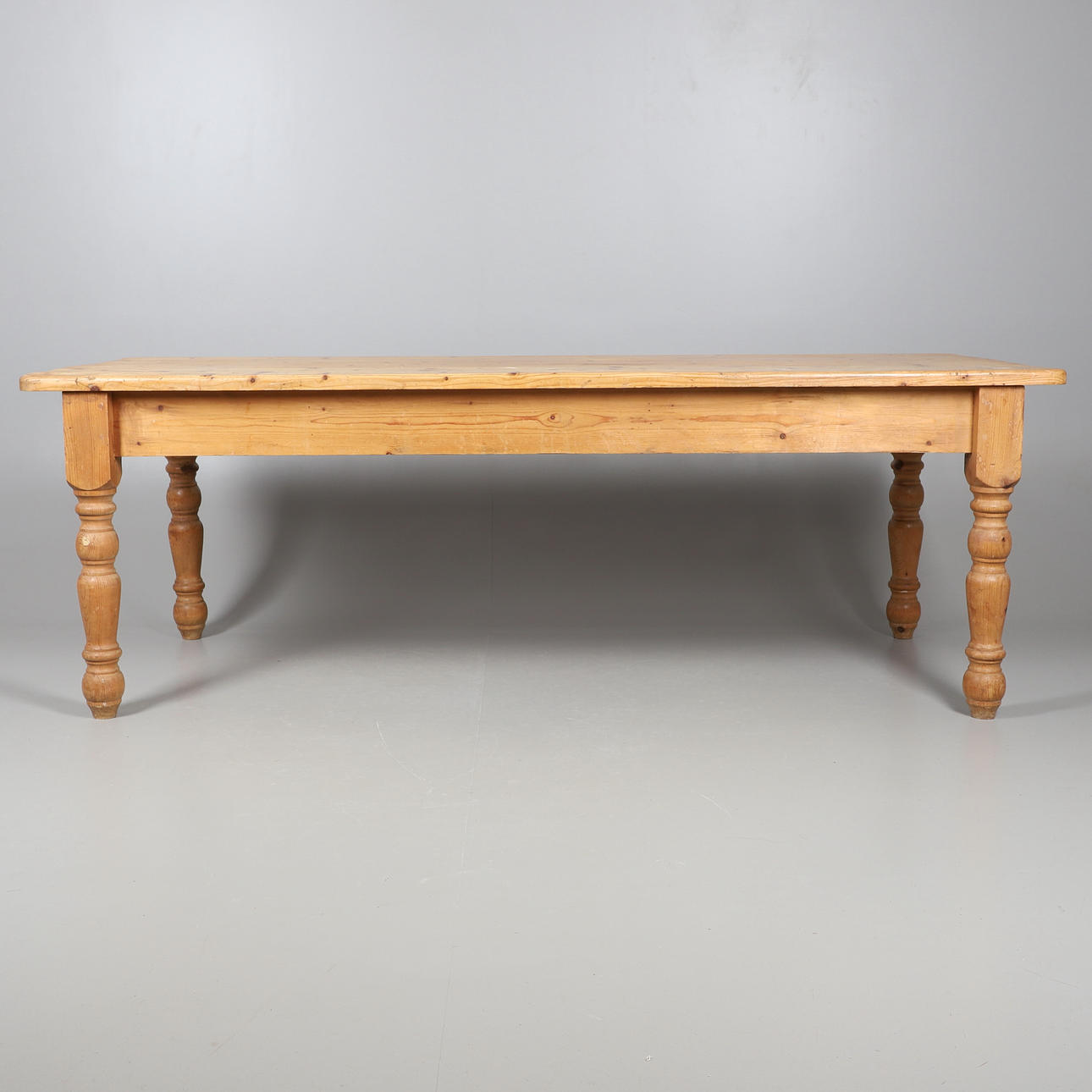 A LARGE PINE FARMHOUSE TABLE.