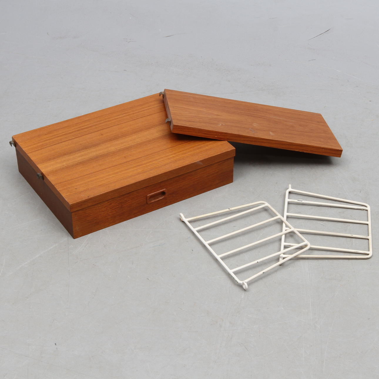 HYLLA med låda, delvis märkt String, 1900-tal.