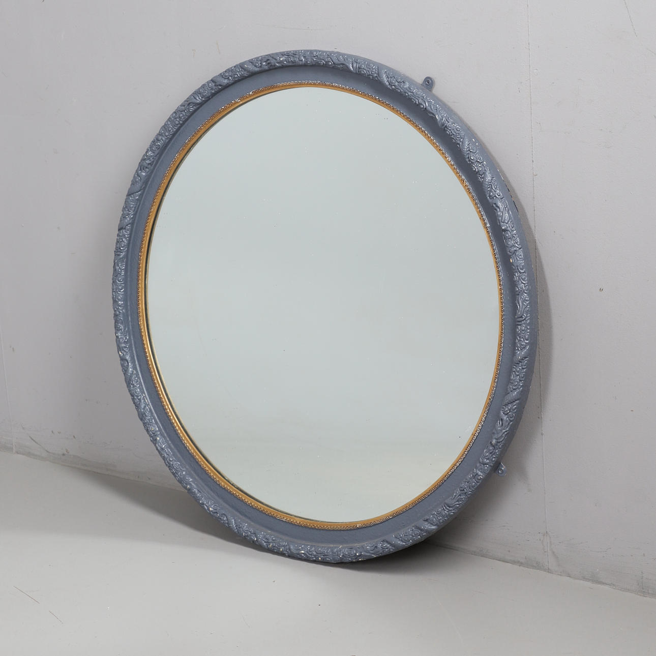 A CIRCULAR PAINTED WALL MIRROR.