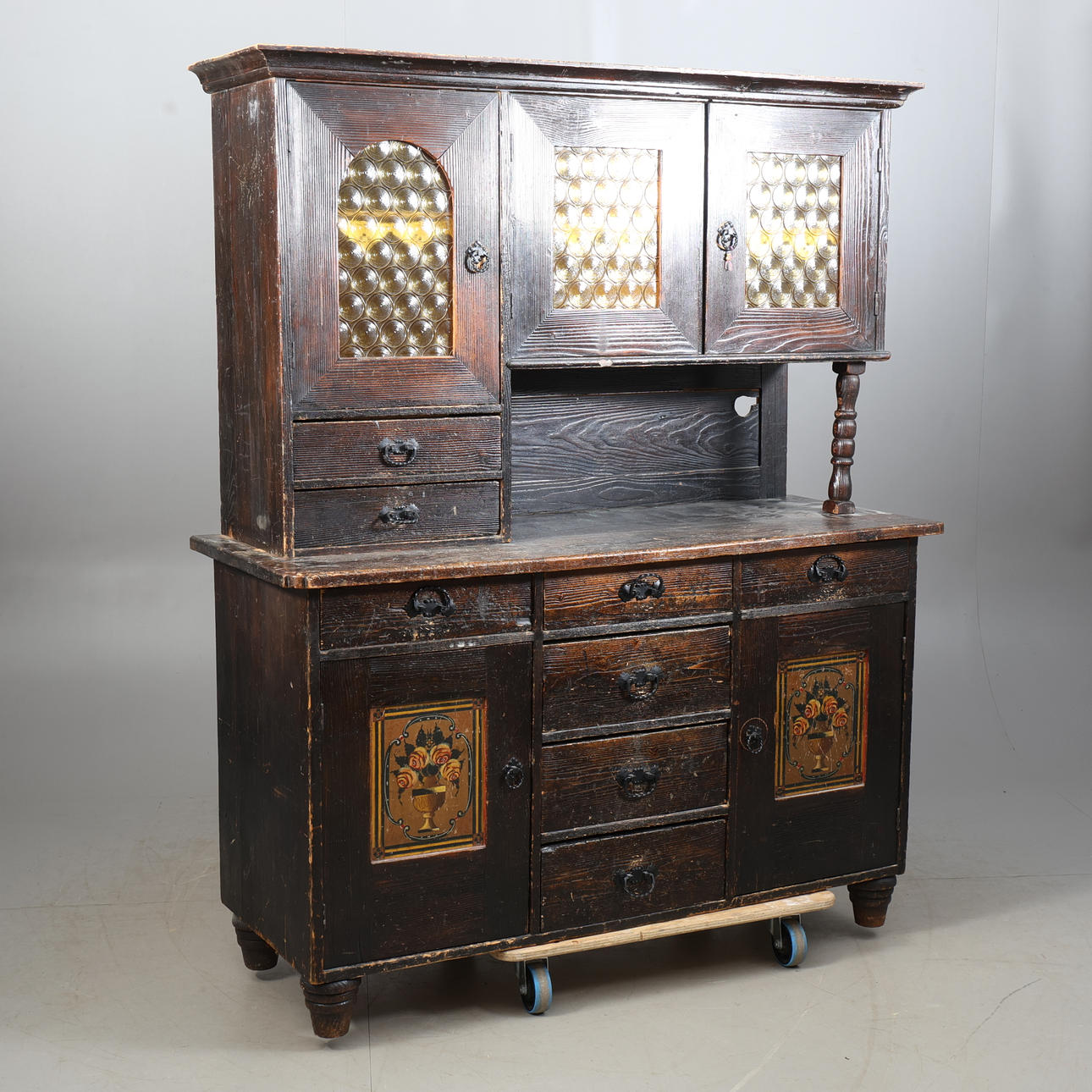 Et todelt køkkenskab, 20. århundrede.