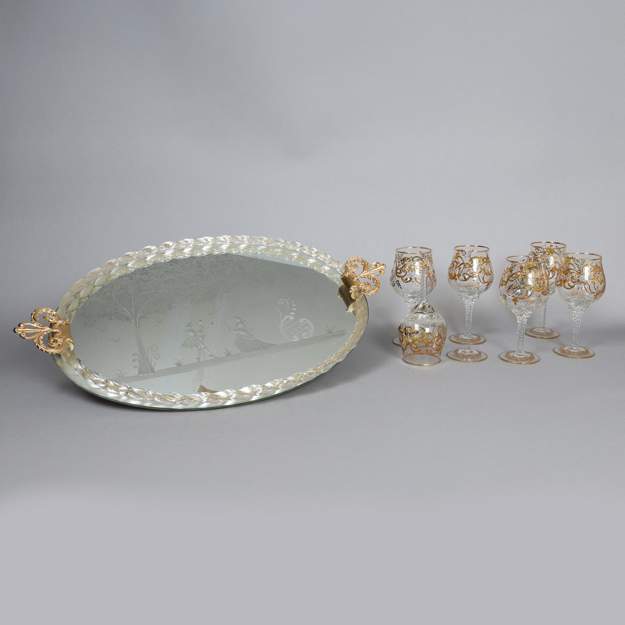 EIN MURANO-SET AUS GLÄSERN UND TABLETT (7).