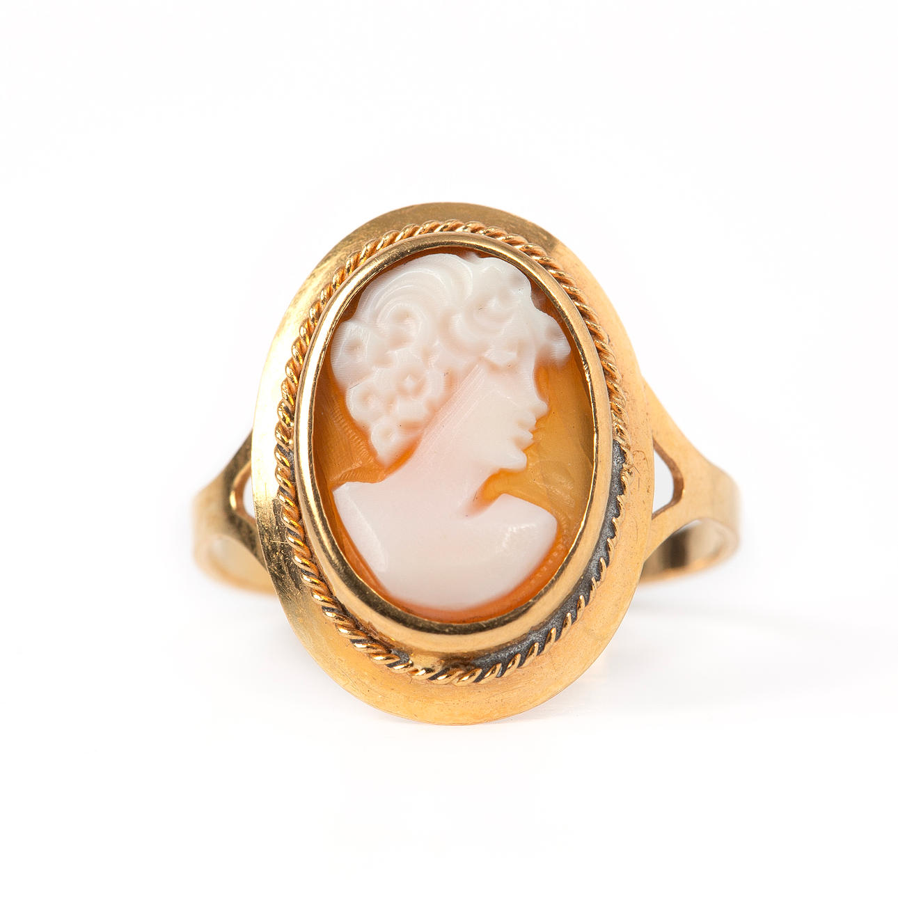 RING, 18K gold with cut seashell camel, cat's foot stamped.