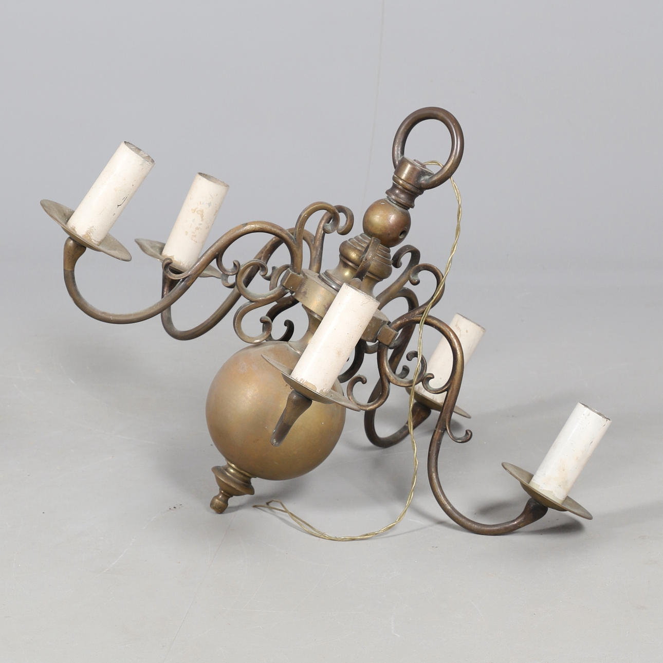 UNA LÁMPARA DE TECHO DE LATÓN.