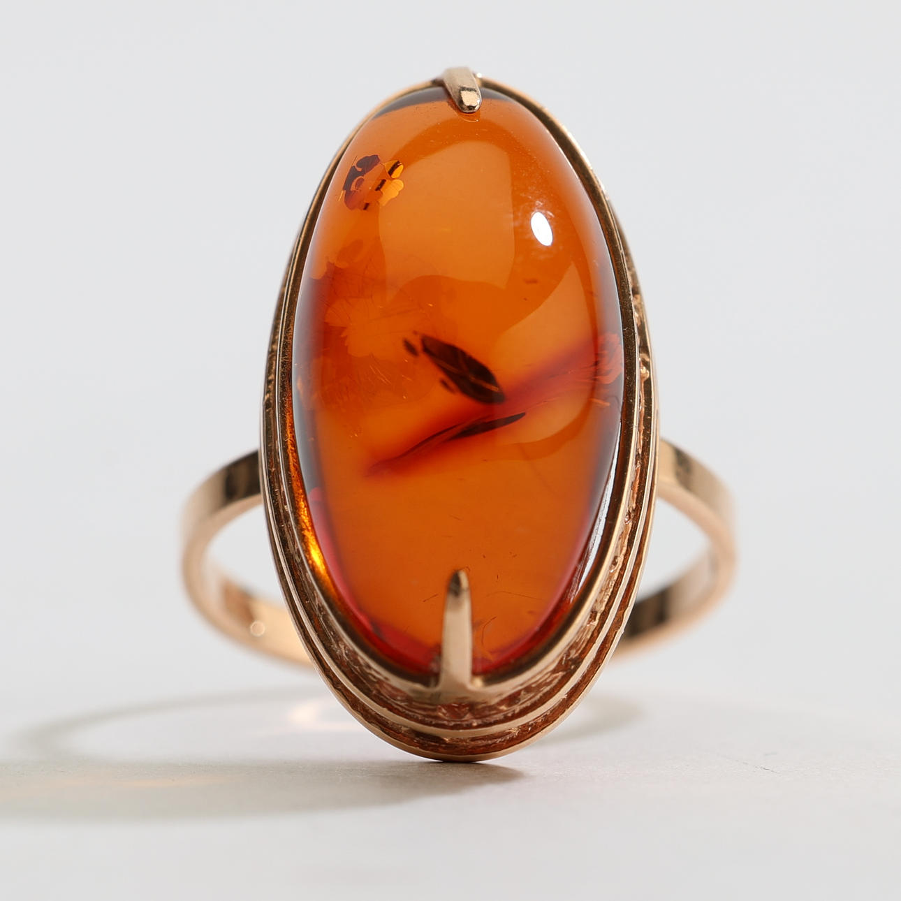 RING, 14K rose gold with cabochon-cut amber.