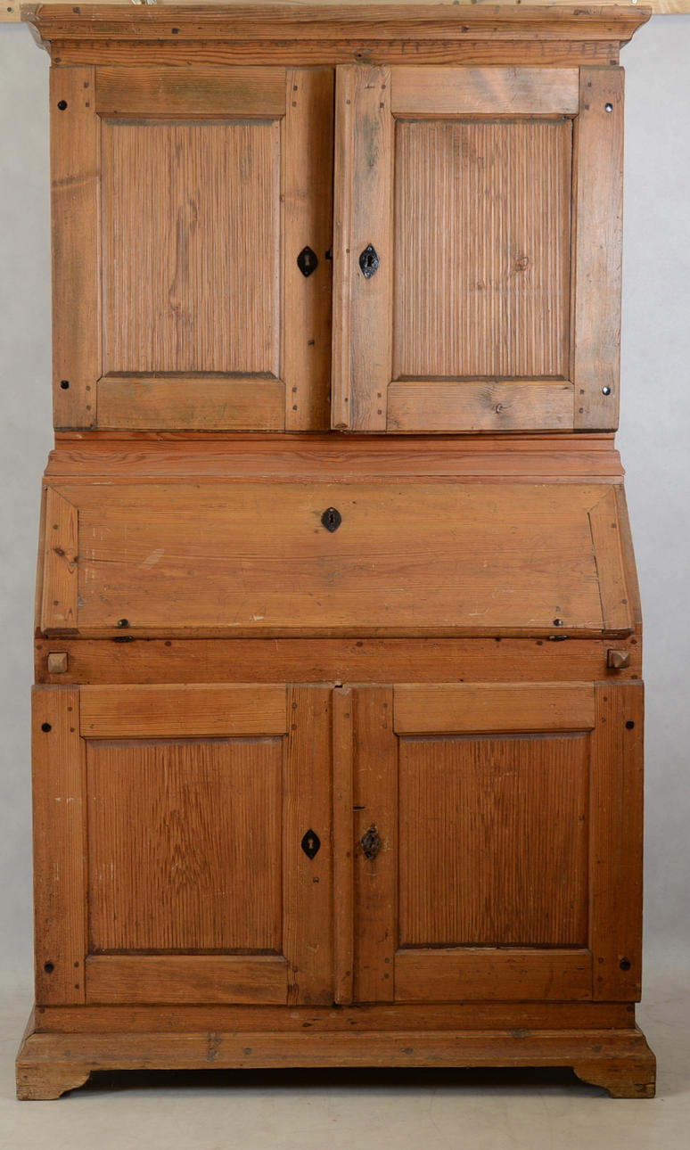 SKRIVSKÅP, gustavianskt, 17/1800-tal, bonad furu.