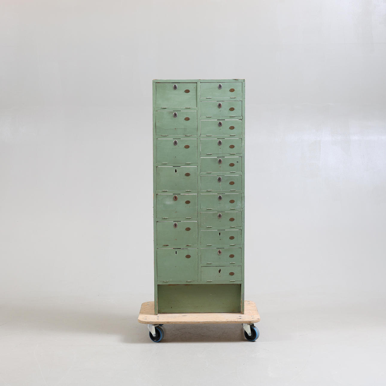 Postschrank, bemaltes Kiefernholz, 20. Jahrhundert.