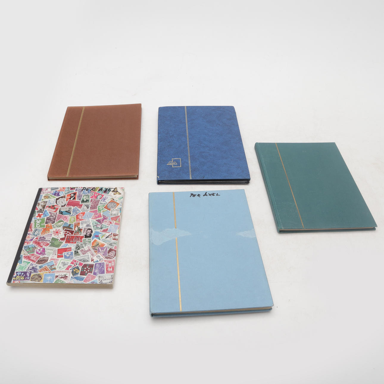 Ein Satz von 5 Briefmarkenalben, weltweit.