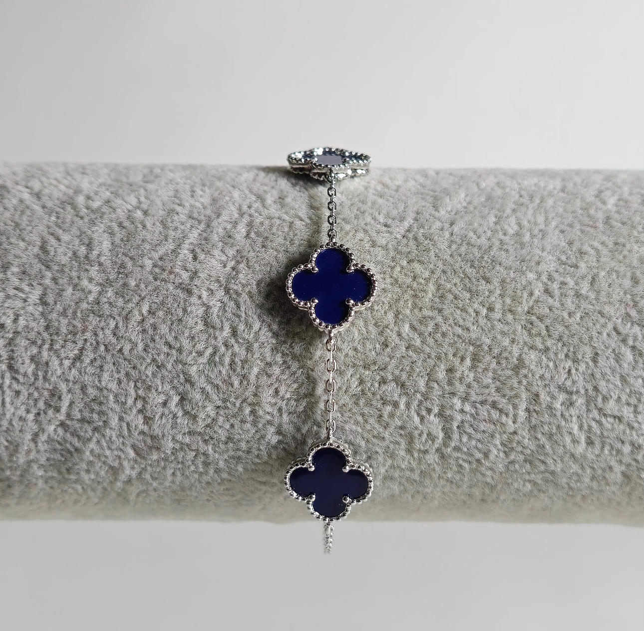 VAN CLEEF STYLE SILVER BRACELET WITH LAPIS LAZULI.