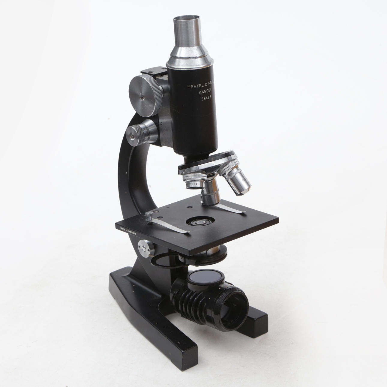 MICROSCOPIO, en caja de madera.