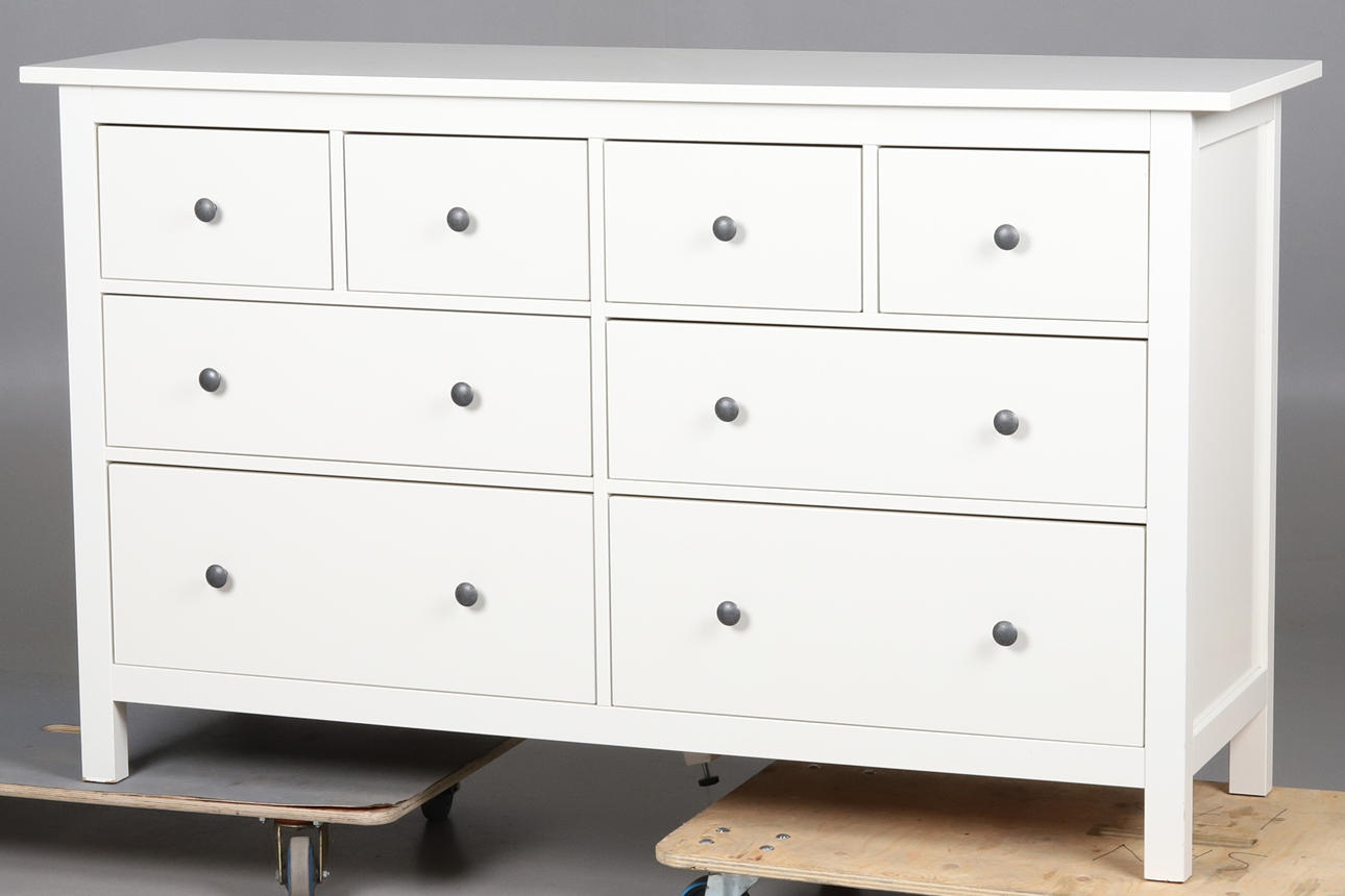 Eine moderne IKEA-Truhe „Hemnes“ von Kommode, K. Hagberg.