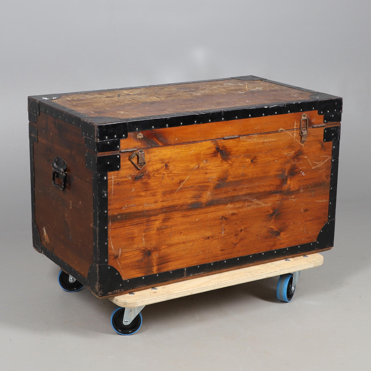 EIN METALLGEBUNDENER SCHIFFSKOFFER AUS HOLZ.