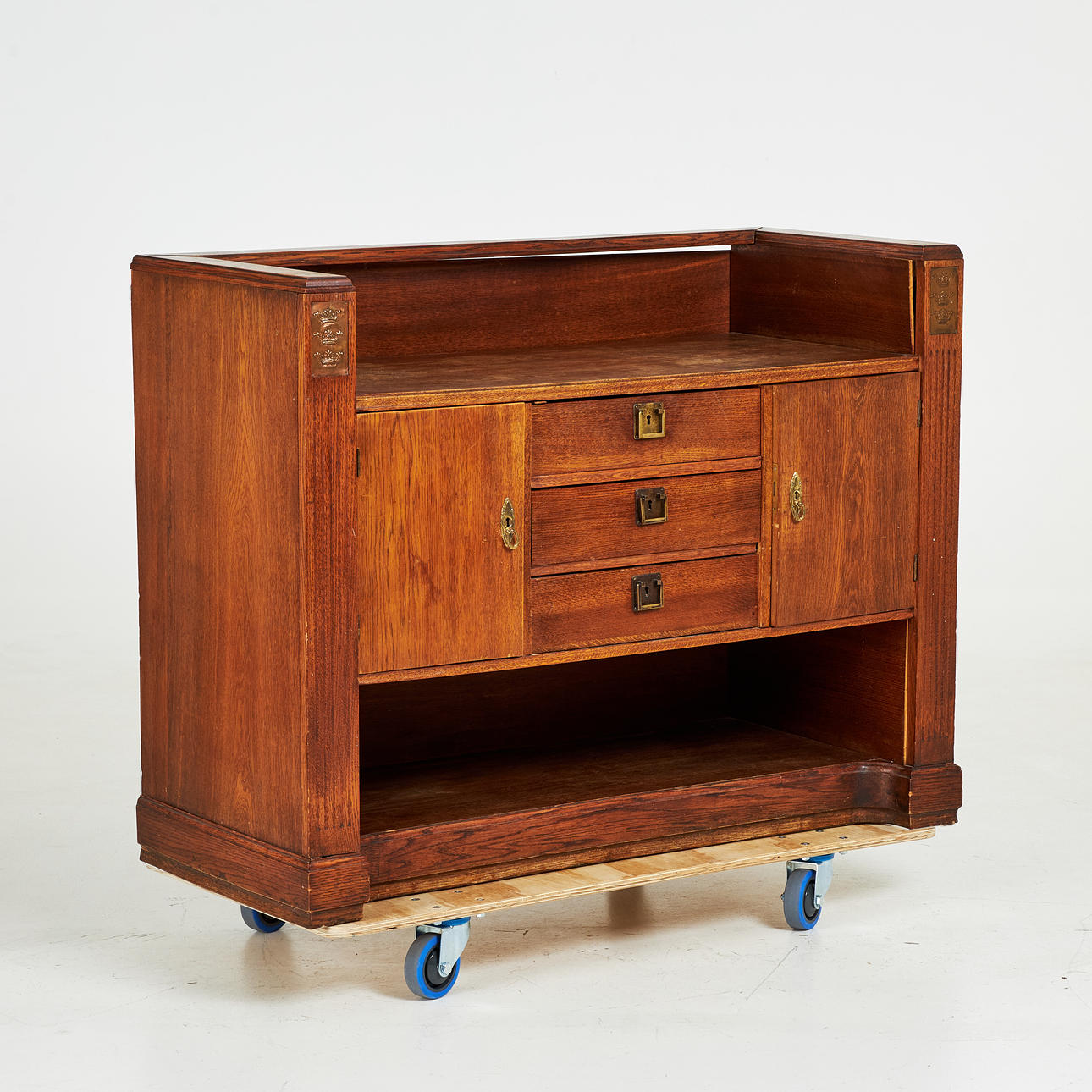 BUFFÈ, jugendstil, eg, messingbase, kanelindretning.