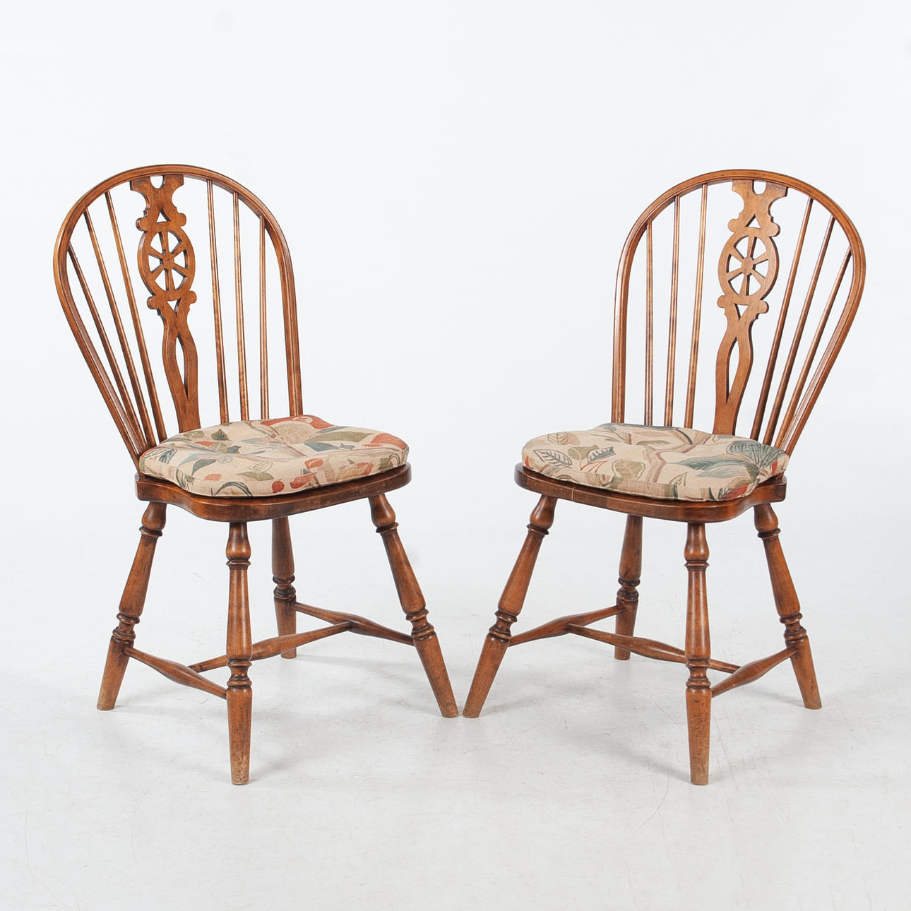 Two Windsor chairs, 20th century.