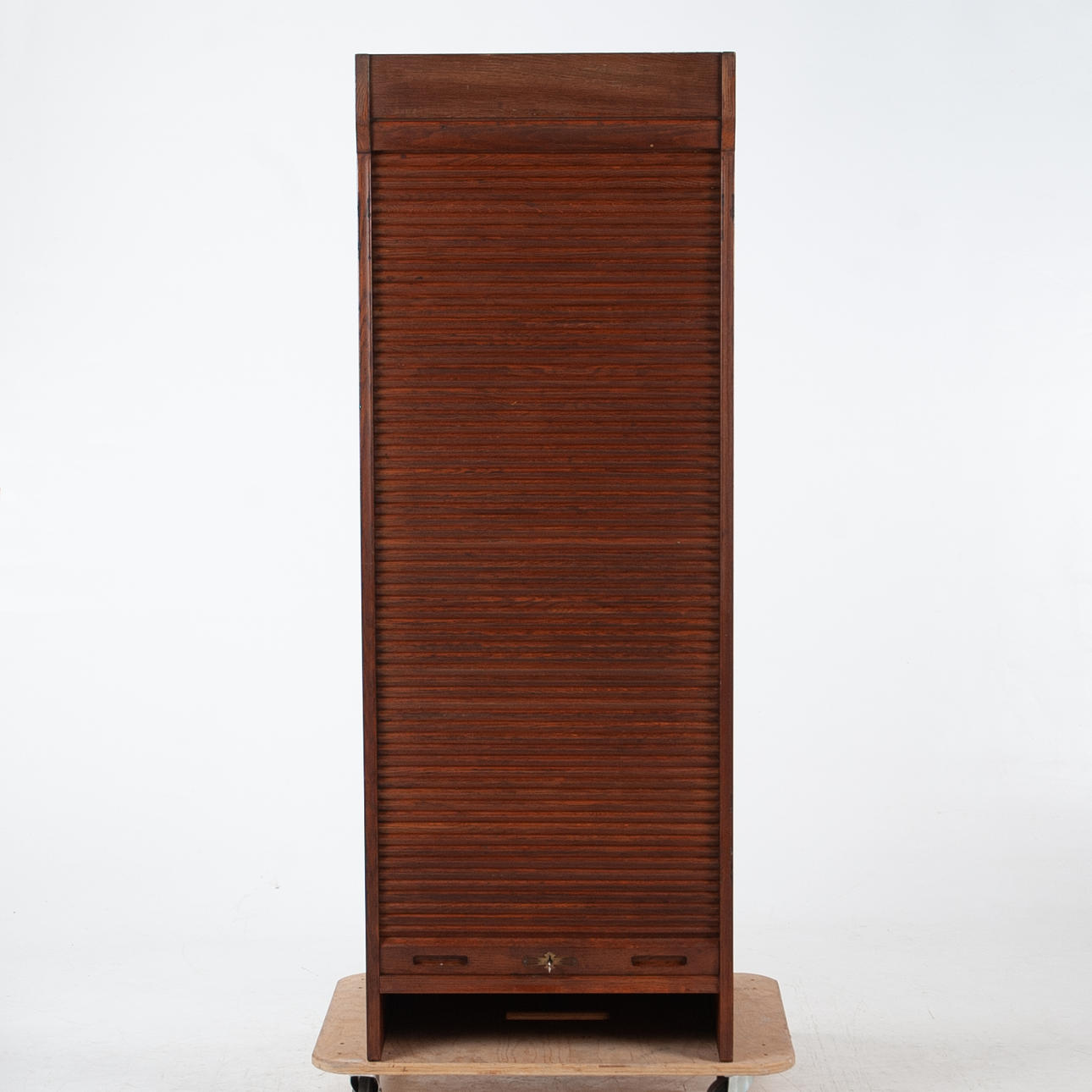 JALUSISKÅP MED UTDRAGBARA HYLLPLAN, 1900-TALETS MITT.