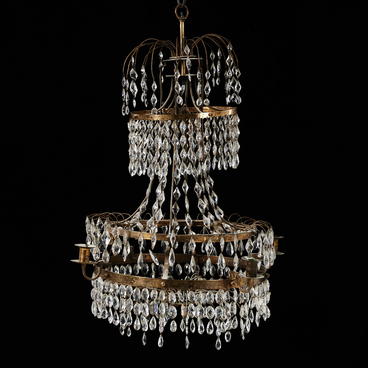 A Gustavian chandelier, early 19th century, gilt frame, framed with prisms, for 4+1 candles.