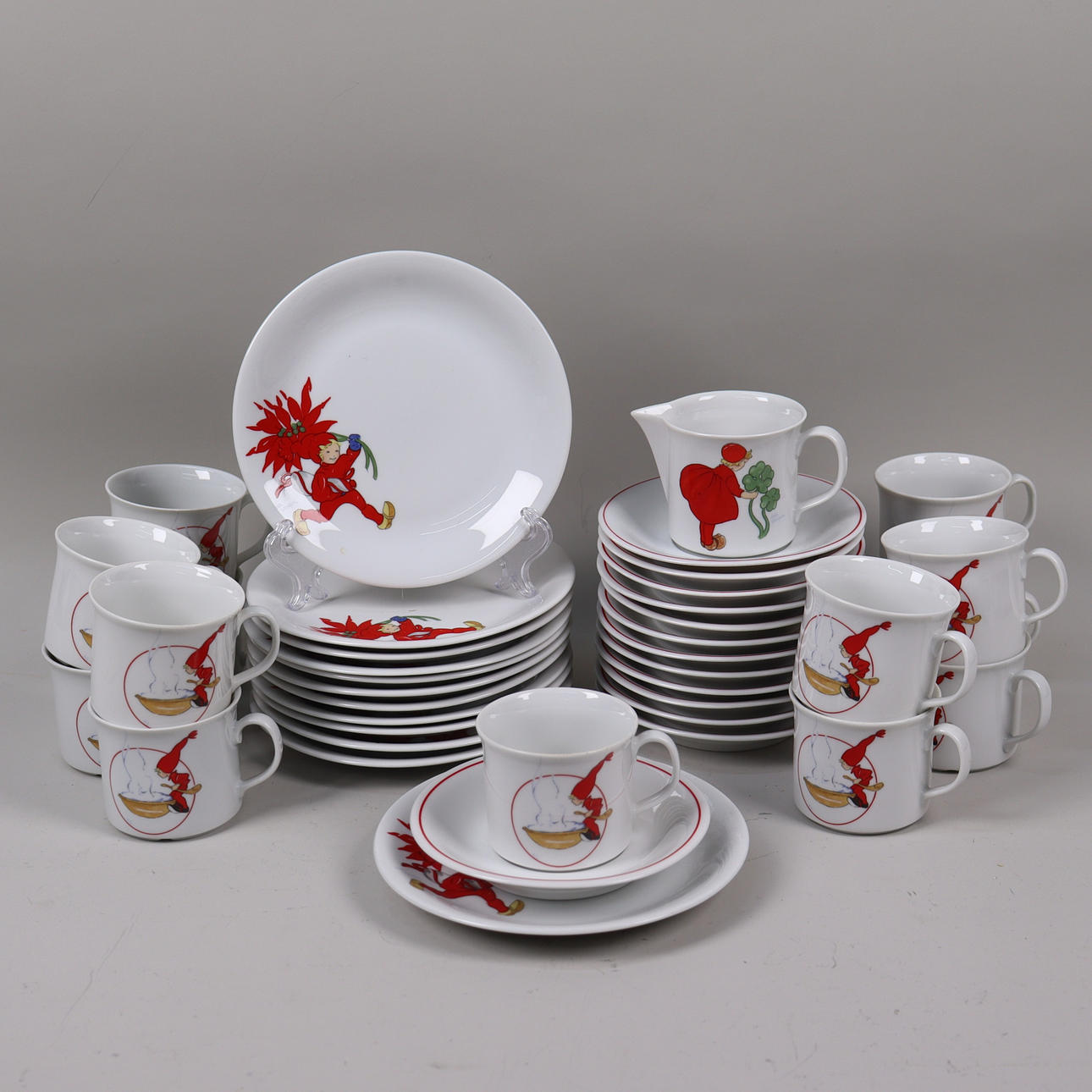 AINA STENBERG, Rörstrand, “Tomtejul”, coffee set, 39 pieces.
