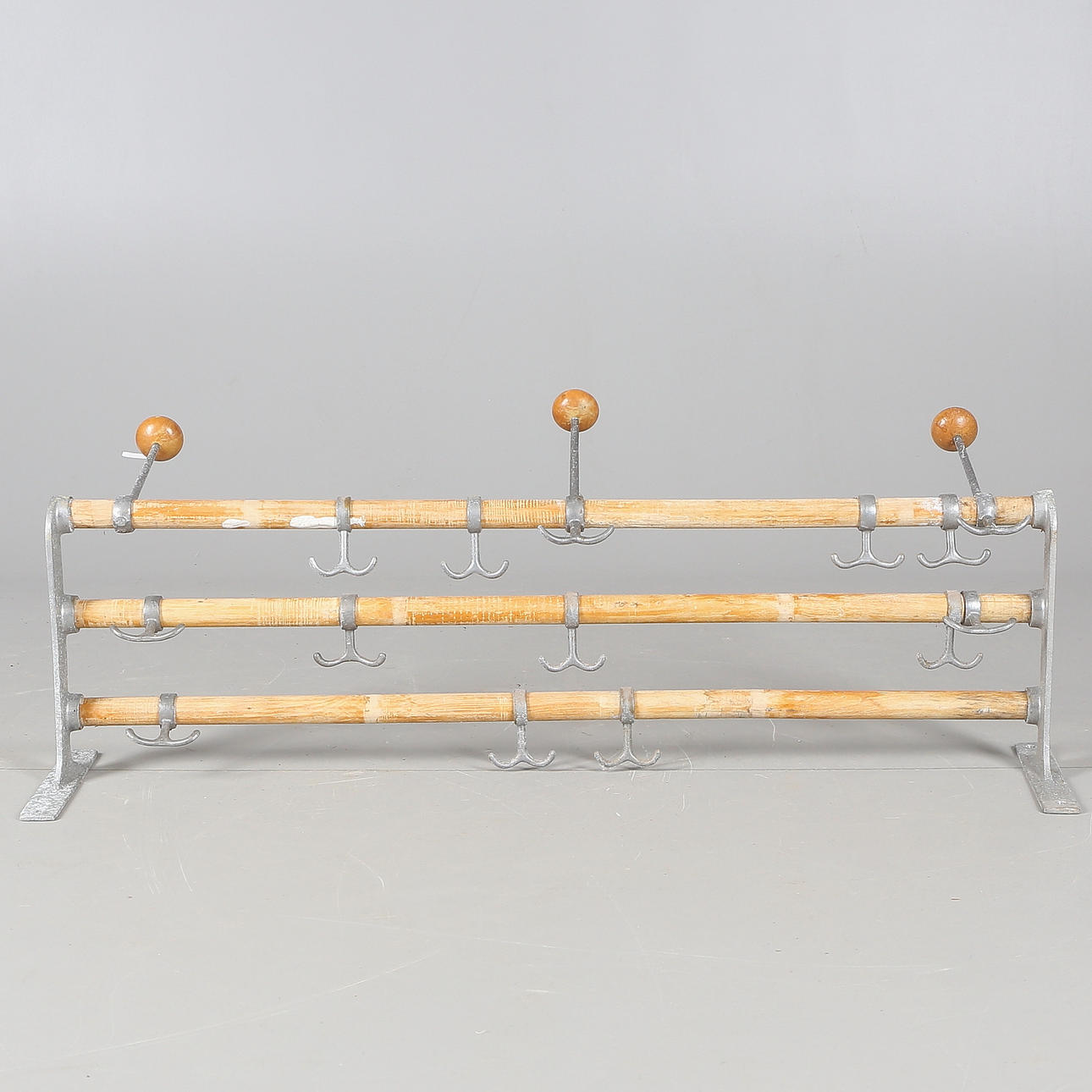 HATTHYLLA, trä/metall, 1900-talets andra fjärdedel.