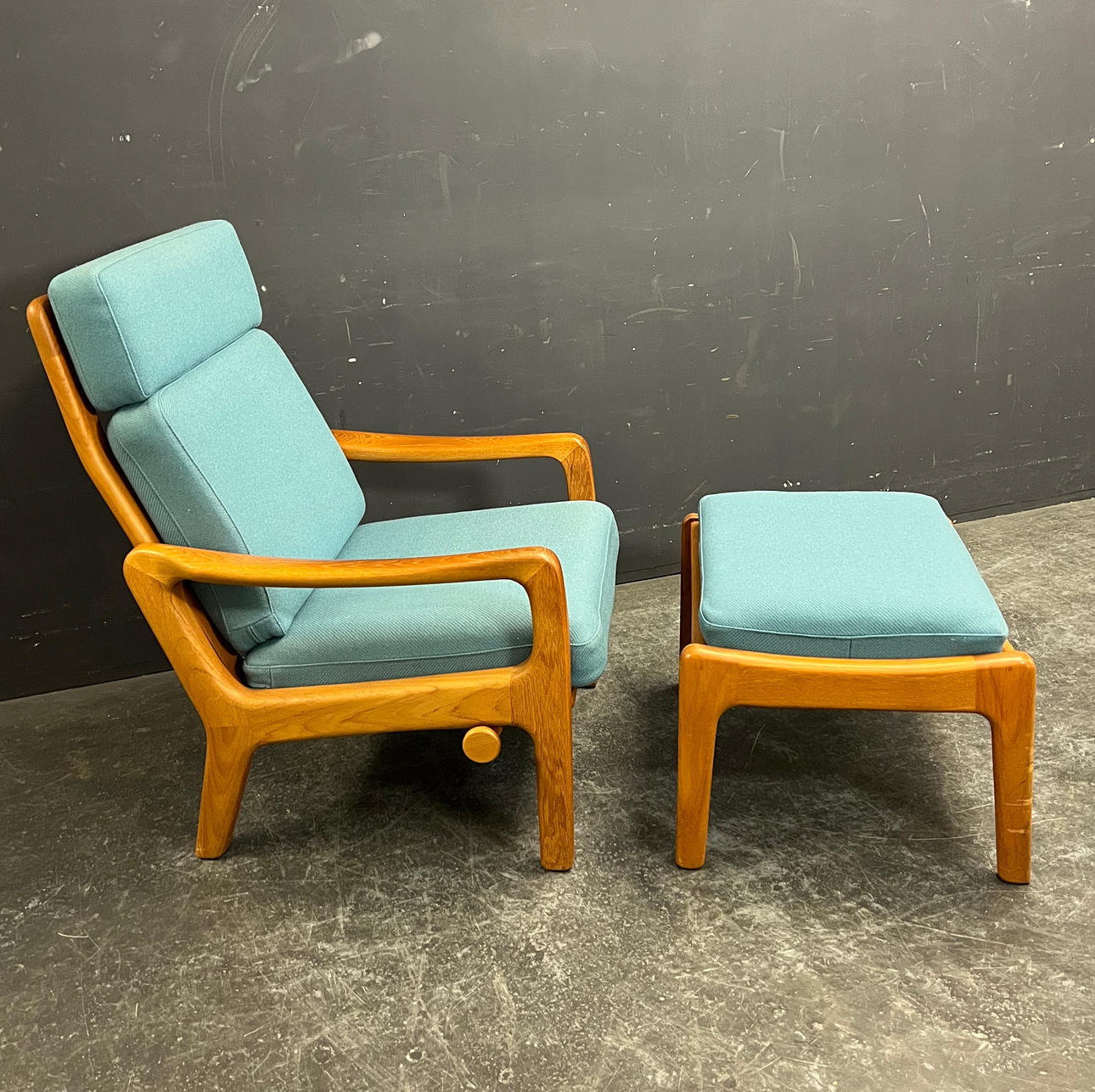 JUUL KRISTENSEN. SESSEL MIT HOCKER.