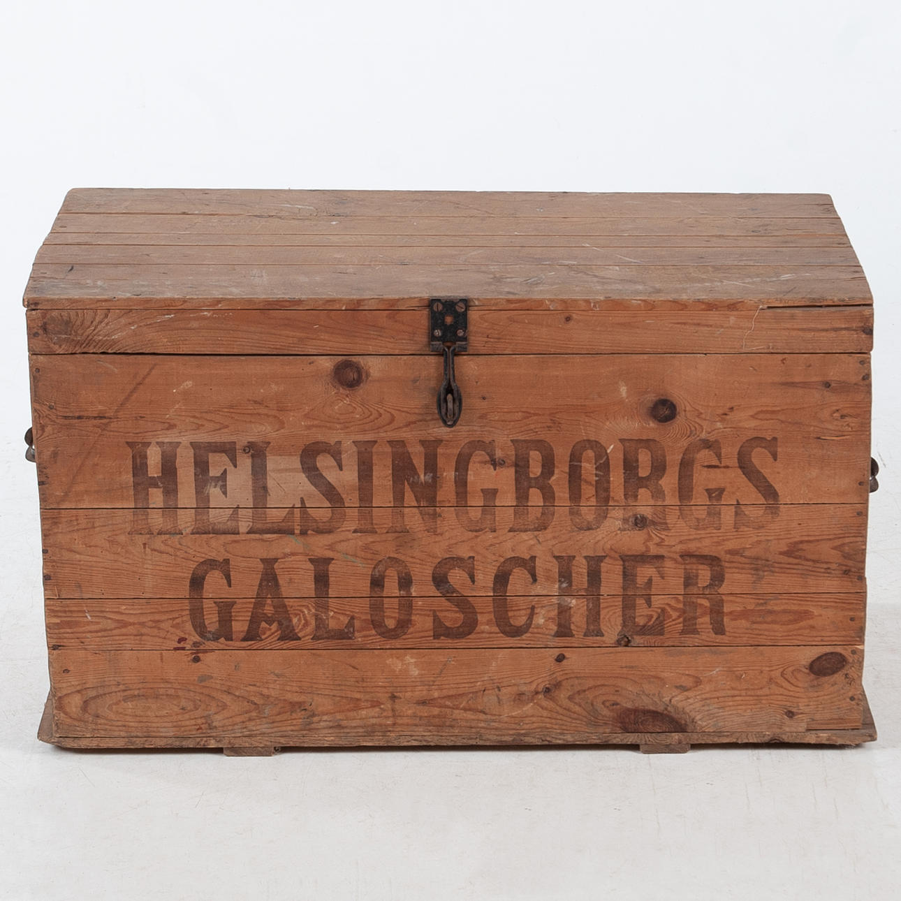 HELSINGBORGS GALOSCHER, landbutik, trækasse.