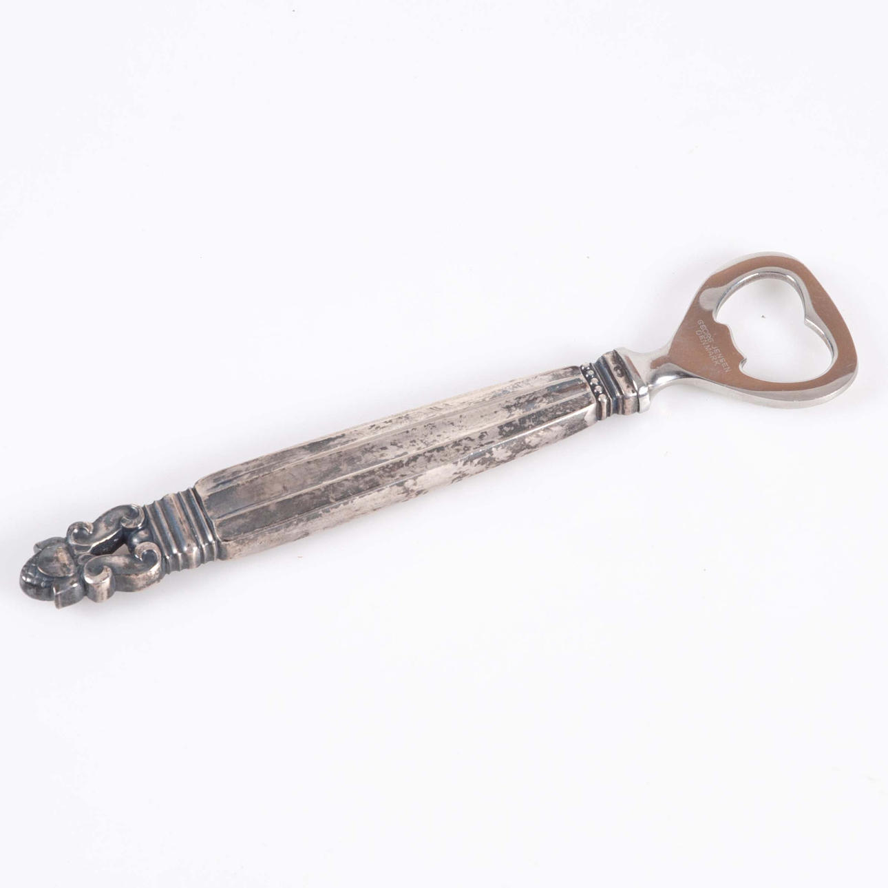 JOHAN ROHDE. Til Georg Jensen, flaskeåbner „Konge“ (Acorn).