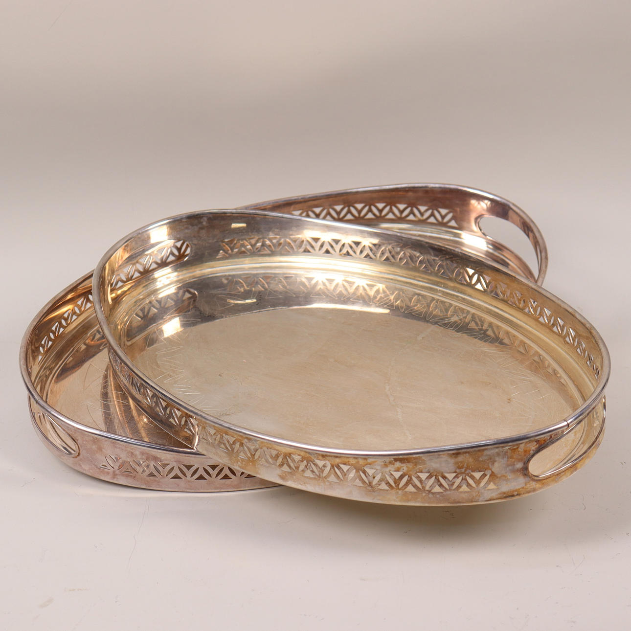 ARABIA, Serviertabletts aus Neusilber, 2 Stück.
