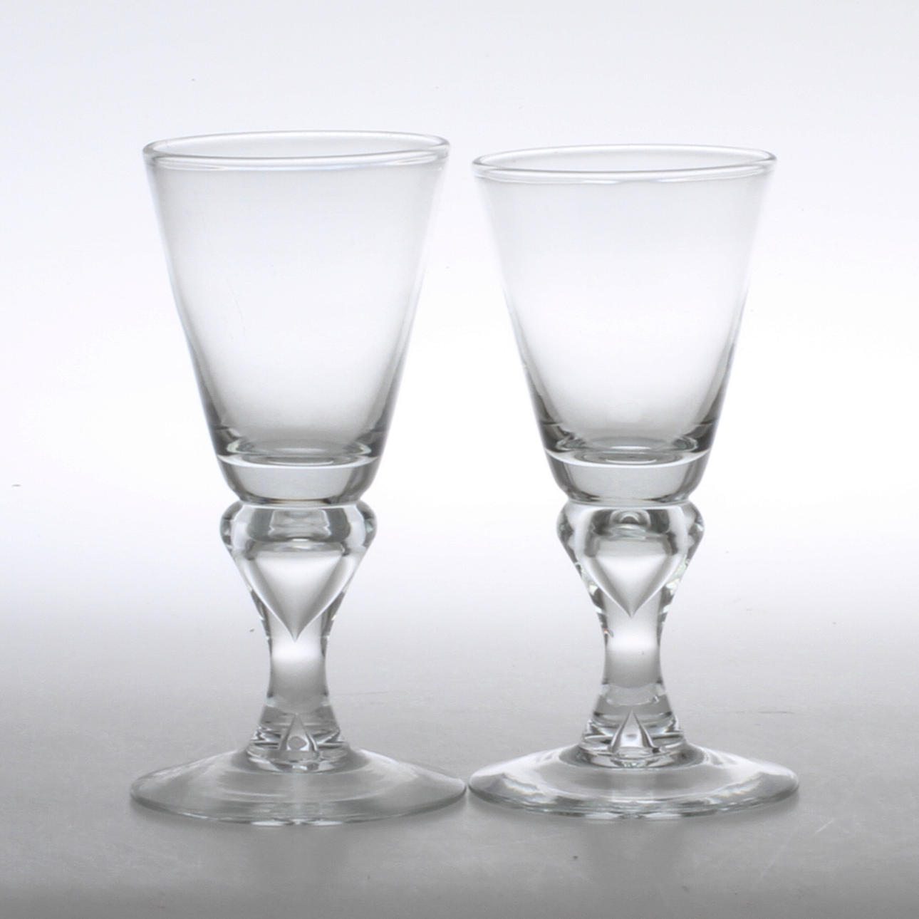 VINGLAS, 5 st, "Slottet", Reijmyre, ett glas signerat samt daterat 1988.