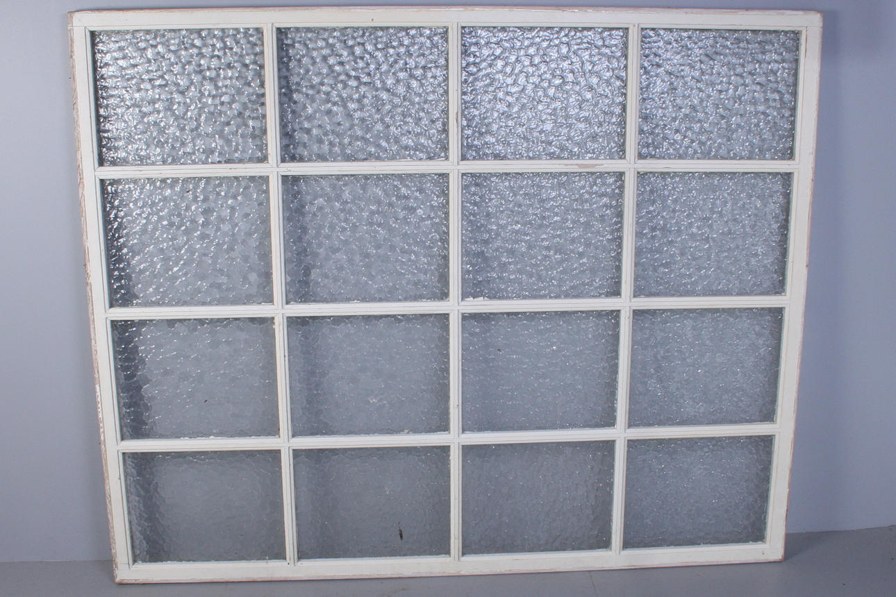 FÖNSTER med frostat glas.