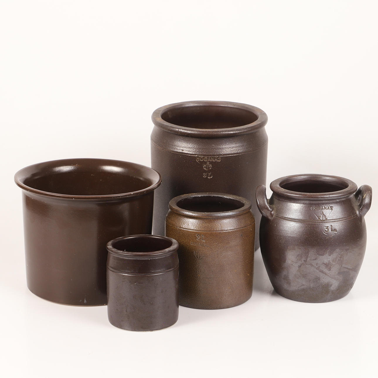 A set of 5 ceramic mugs, mostly Höganäs.