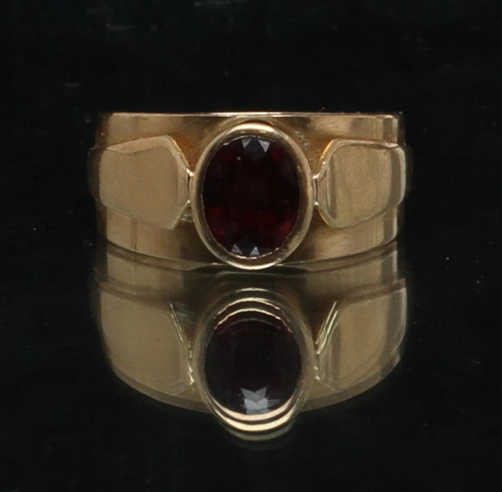 RING, 18k guld med röd sten, Gerdt Hartvig Sandqvist Stockholm 1966. Vikt 4,5 gram.